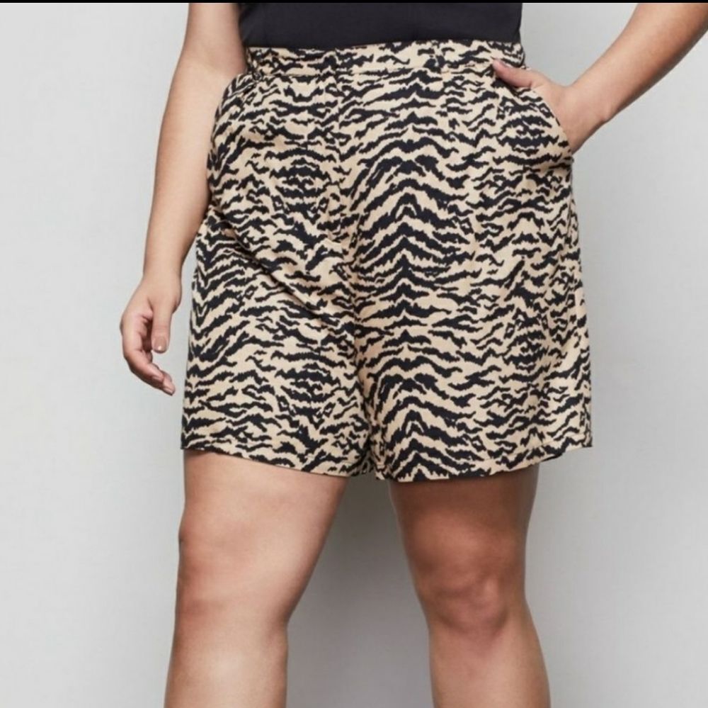 Good American Summer Boss Zebra Print High Waist Shorts Size 22 Brown Black